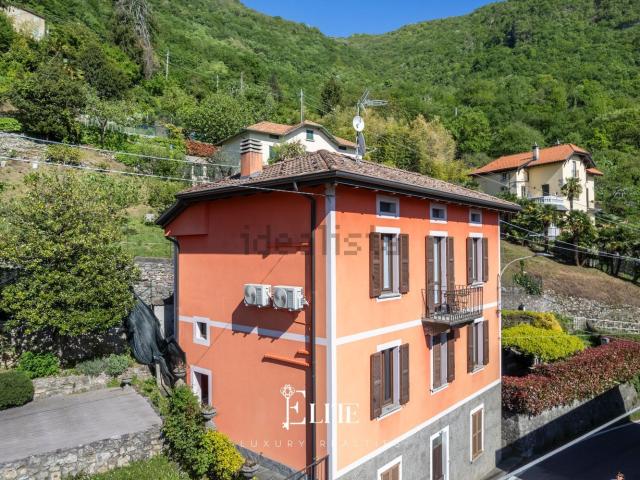 Case e ville in vendita di 122 m² in Via per Esino, 62