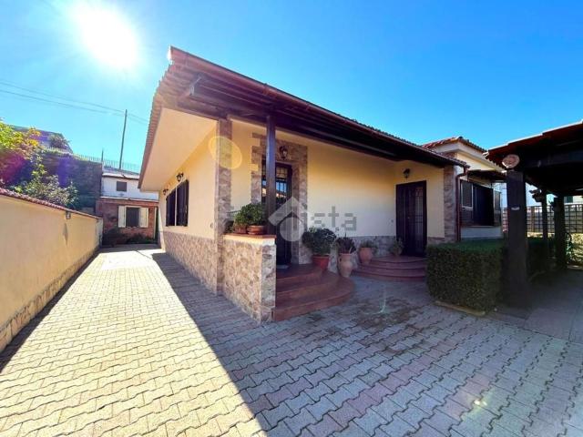 Case e ville in vendita di 123 m² in Via Licola Cuma, 56