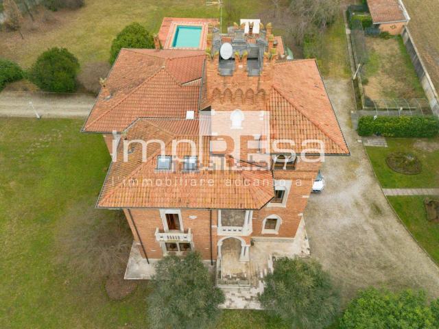 Case e ville in vendita di 1246 m² in Via Filanda, 2