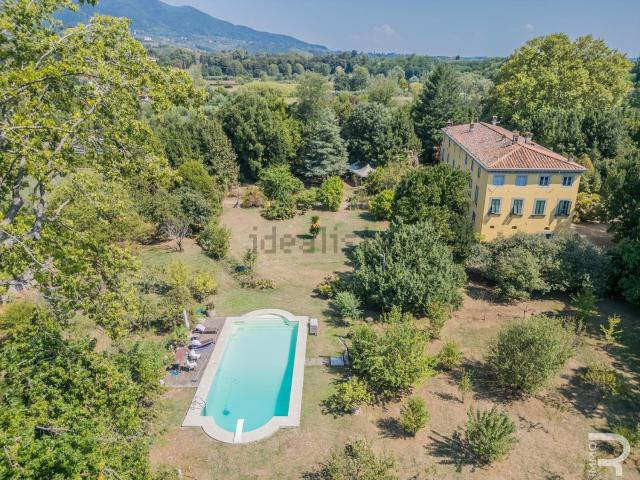Case e ville in vendita di 1250 m² in Via Romana