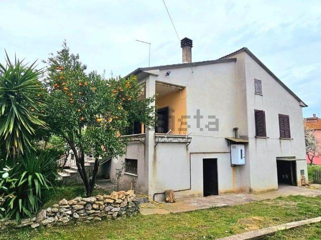 Case e ville in vendita di 125 m² in Via G. Leopardi, 7