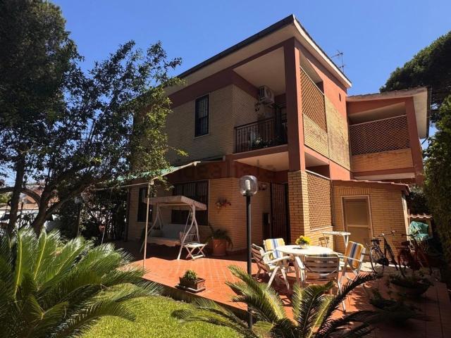Case e ville in vendita di 125 m² in Via San Felice Circeo
