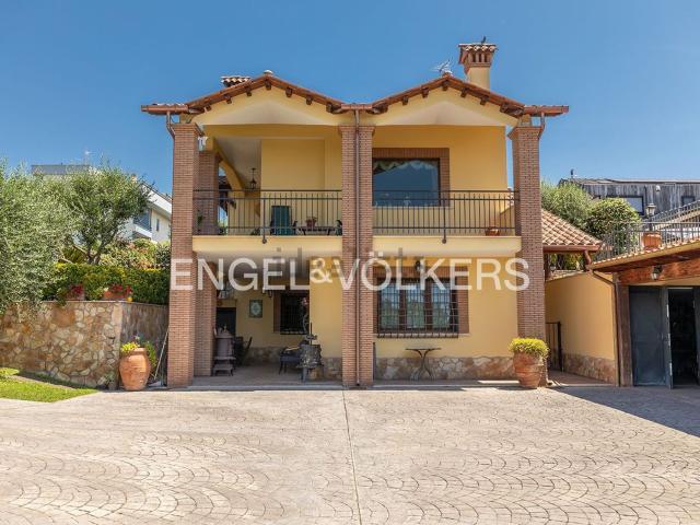 Case e ville in vendita di 125 m² in Via Pineto
