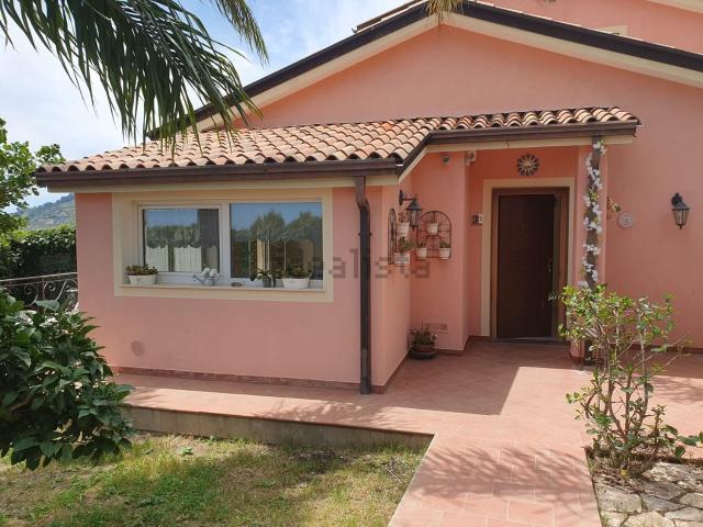 Case e ville in vendita di 125 m² in Strada Costa dei Pini