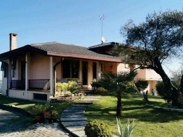 Case e ville in vendita di 127 m² in Via F. Petrarca, 3