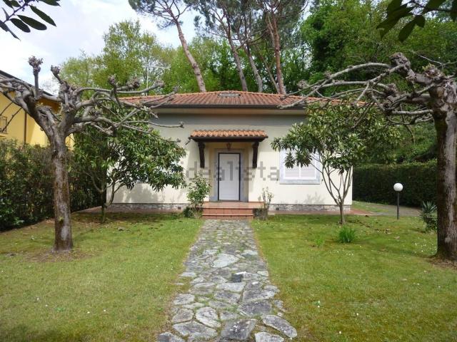 Case e ville in vendita di 128 m² in Via dei Cipressi, 38