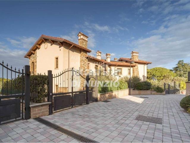 Case e ville in vendita di 128 m² in Via di Fontana Candida, 18