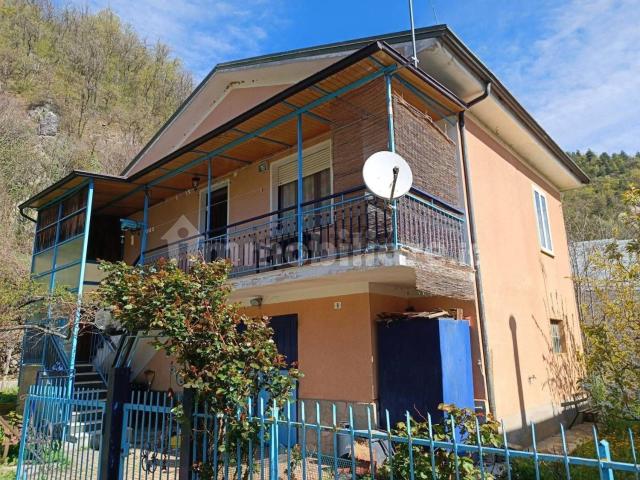 Case e ville in vendita di 128 m² in Via Rulfi