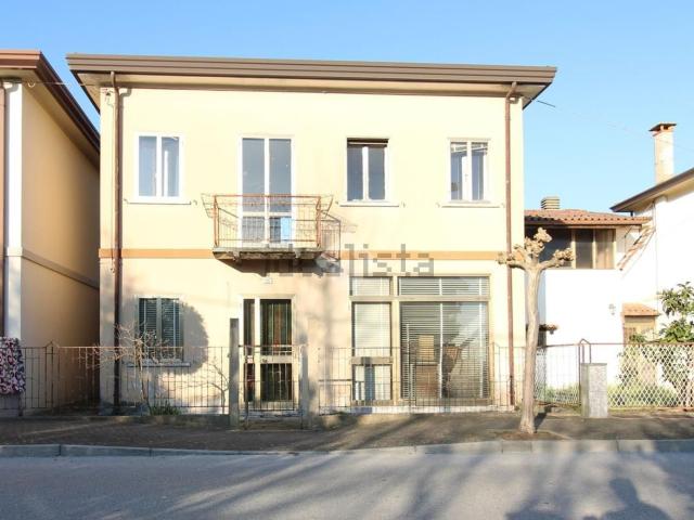 Case e ville in vendita di 129 m² in Via Biverone
