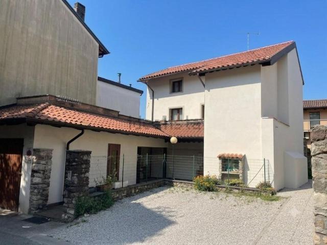 Case e ville in vendita di 129 m² in Via G. D&apos Artegna, 10