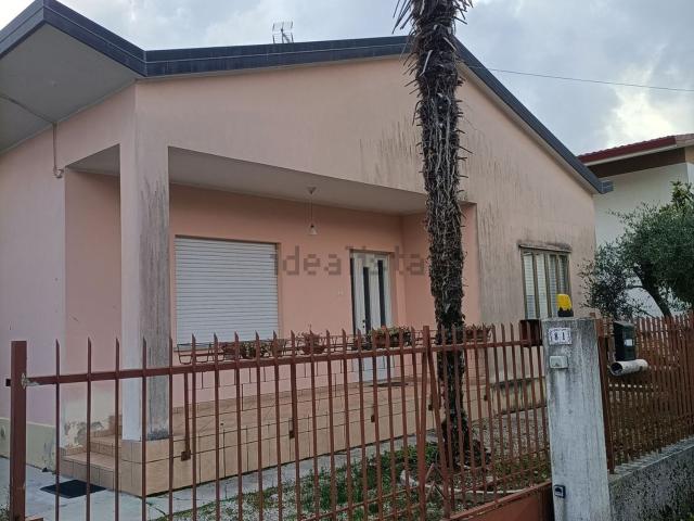 Case e ville in vendita di 129 m² in Viale Friuli, 81