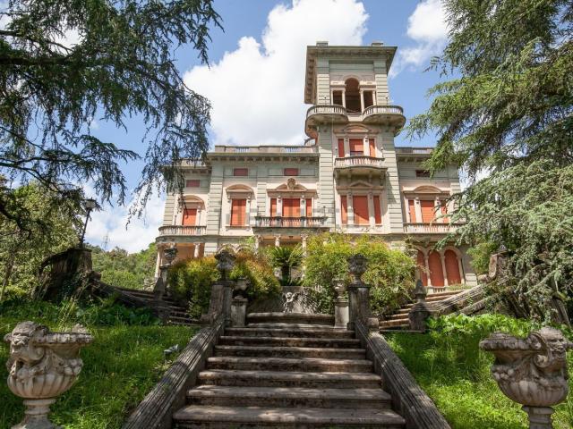 Case e ville in vendita di 1300 m² in Via Ludovica