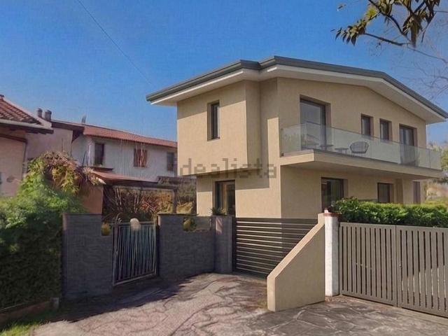 Case e ville in vendita di 130 m² in Via C. Piaggia