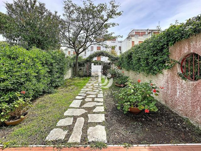 Case e ville in vendita di 130 m² in Via Catone