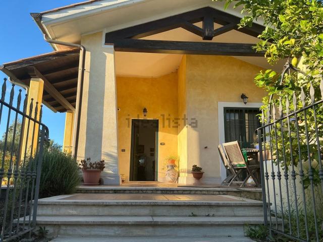 Case e ville in vendita di 130 m² in Via Carlo Falcinelli, 25