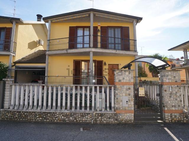 Case e ville in vendita di 130 m² in Via Dottor Gianni Ubezio