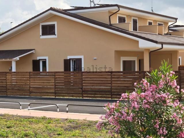 Case e ville in vendita di 130 m² in Via della Luna