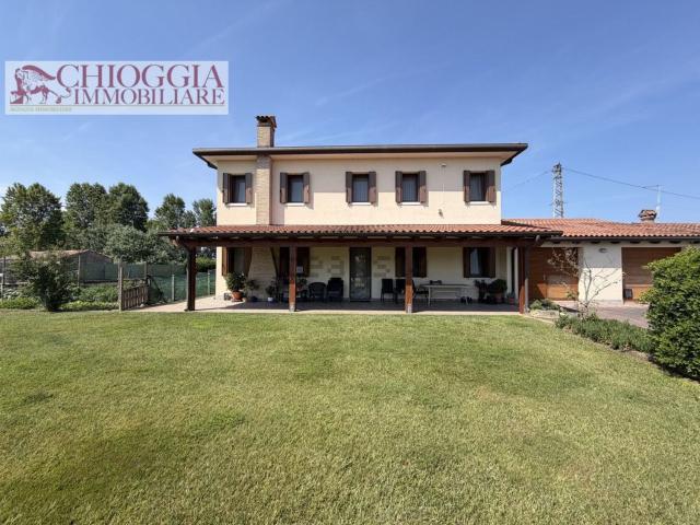 Case e ville in vendita di 130 m² in Via I Maggio, 10