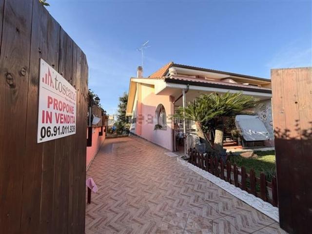 Case e ville in vendita di 130 m² in Via Oglio