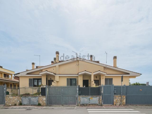 Case e ville in vendita di 130 m² in Via Oliena