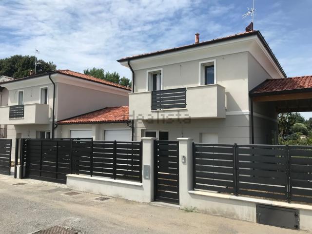 Case e ville in vendita di 130 m² in Via L. Groppelli