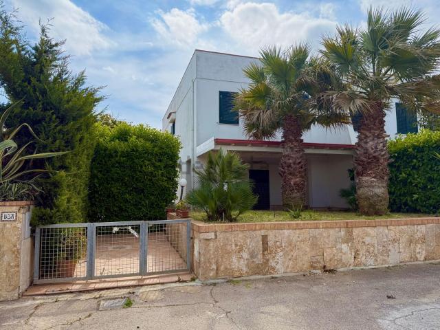 Case e ville in vendita di 130 m² in Via Monte Pollino