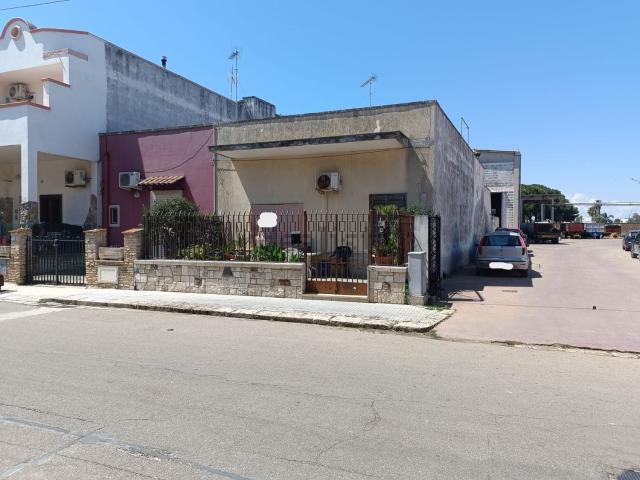 Case e ville in vendita di 130 m² in Via Martano