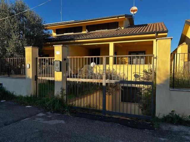Case e ville in vendita di 130 m² in Via Quadrelle