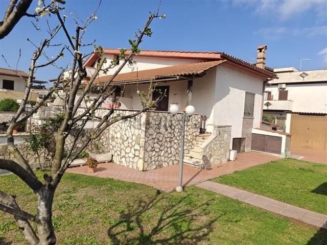 Case e ville in vendita di 130 m² in Via Teseo