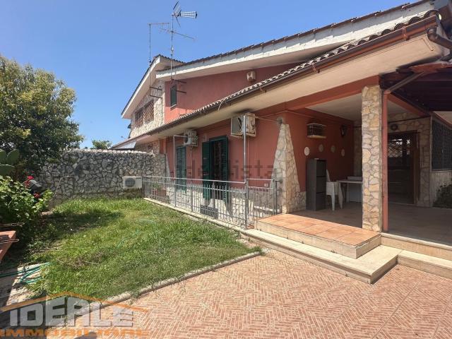 Case e ville in vendita di 130 m² in Viale Corona Australe, 81