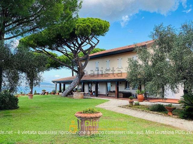 Case e ville in vendita di 1317 m² in Via delle Collacchie, 1