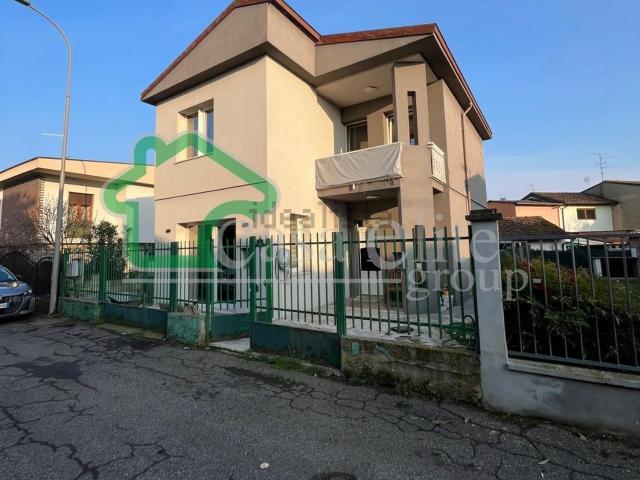 Case e ville in vendita di 131 m² in Via Gianni Meazza