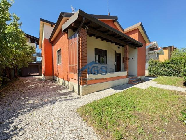Case e ville in vendita di 131 m² in Via Perugia
