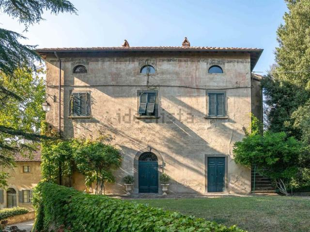Case e ville in vendita di 1327 m²