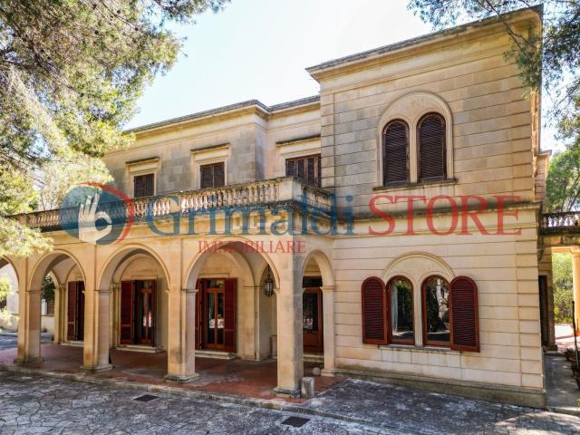 Case e ville in vendita di 1345 m² in Via Vecchia Carmiano