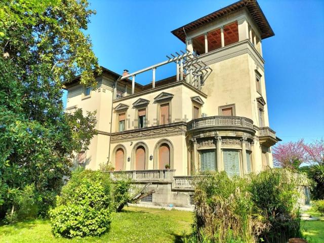 Case e ville in vendita di 1348 m²