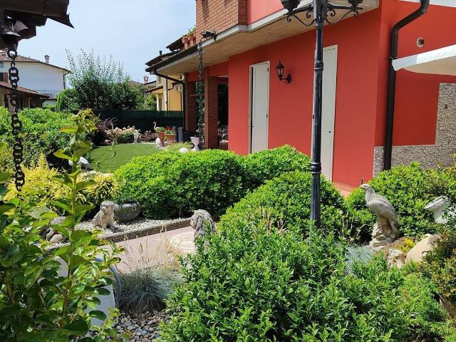 Case e ville in vendita di 134 m² in Via I Maggio