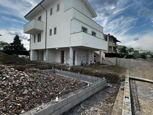 Case e ville in vendita di 134 m² in Via Vingone
