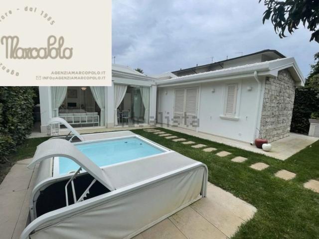 Case e ville in vendita di 135 m² in Via Cristoforo Colombo, 93