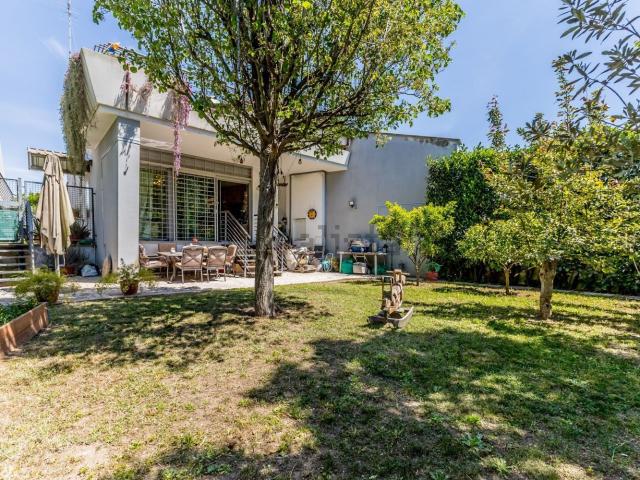 Case e ville in vendita di 135 m² in Via Ardara, 32