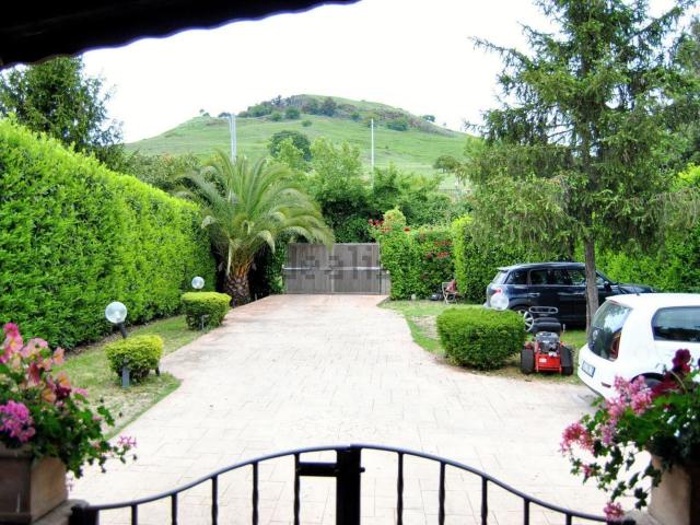 Case e ville in vendita di 135 m² in Via Tuscolana, 318