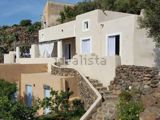 Case e ville in vendita di 135 m² in Contrada TONNA, ALICUDI