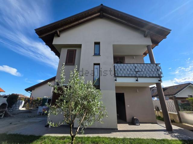 Case e ville in vendita di 136 m² in Via Castone, 9