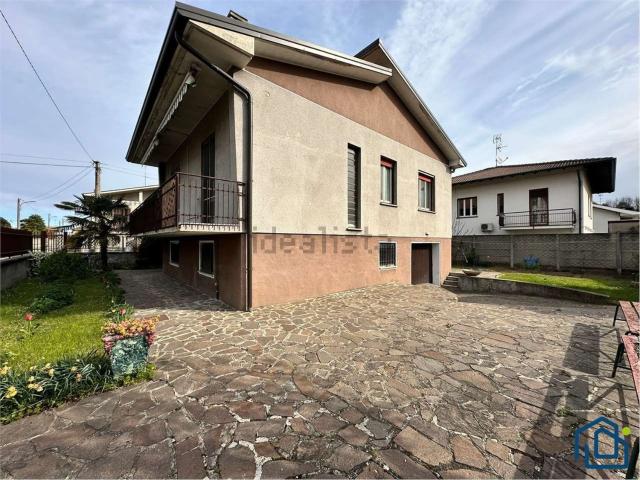 Case e ville in vendita di 136 m² in Via Lombardia, 8