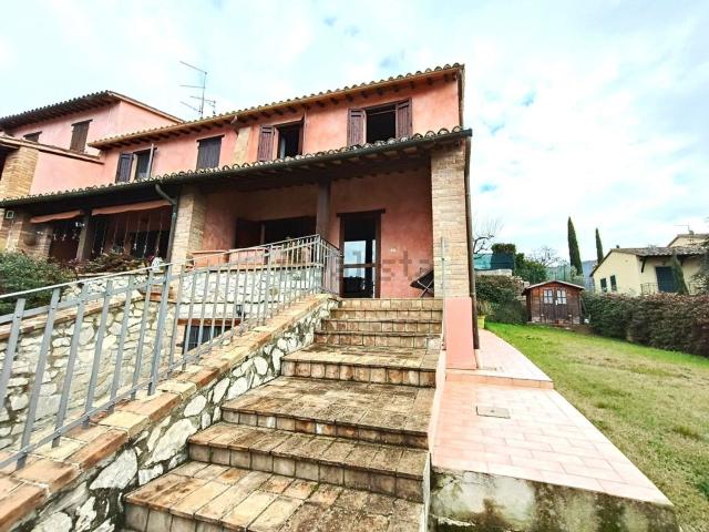 Case e ville in vendita di 136 m² in Via Poggio Fiorito