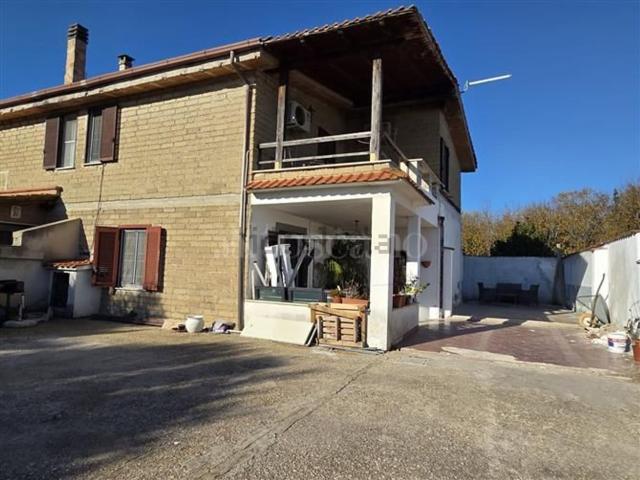 Case e ville in vendita di 136 m² in Via Pedavena