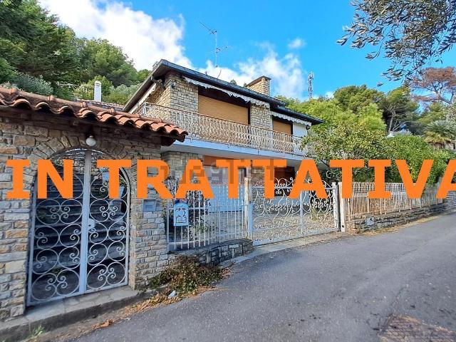 Case e ville in vendita di 136 m² in Strada delle Colline, 46
