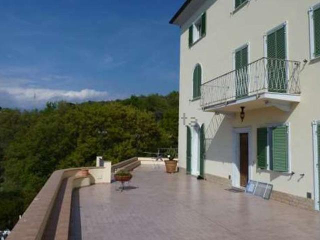 Case e ville in vendita di 1374 m² in Via Cassogna