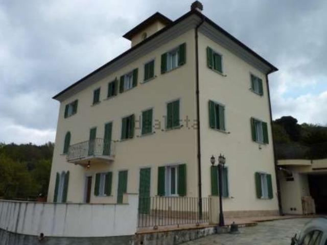 Case e ville in vendita di 1374 m² in Via Cassogna