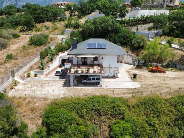 Case e ville in vendita di 137 m² in Via Serri